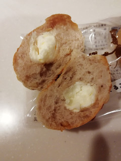 「ローソン マチノパン もち麦とくるみのミルククリームパン 2個入」のクチコミ画像 by とくめぐさん