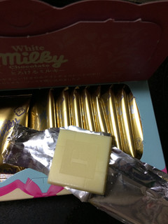 「不二家 ホワイトミルキーチョコレート とろけるミルキー 箱60g」のクチコミ画像 by めーぐーさん