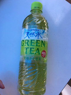 「サントリー 天然水 GREEN TEA ペット600ml」のクチコミ画像 by ちぴちぴさん
