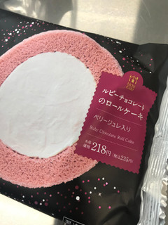 「ローソン Uchi Cafe’ SWEETS ルビーチョコレートのロールケーキ」のクチコミ画像 by 百花蜜さん