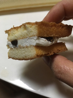 「ファミリーマート 香ばしいクッキーのクリームサンド レーズン」のクチコミ画像 by chan-manaさん