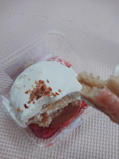 「ローソン チーズクリームのパンケーキ ベリーソース仕立て」のクチコミ画像 by ぺりちゃんさん