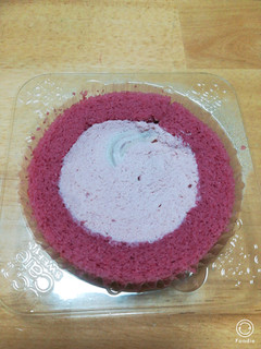 「ローソン Uchi Cafe’ SWEETS ルビーチョコレートのロールケーキ」のクチコミ画像 by とうふむしさん