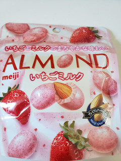 「明治 アーモンドチョコレート いちごミルク 袋47g」のクチコミ画像 by haruuuさん