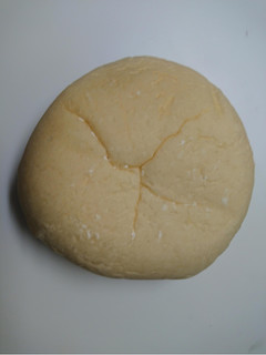 「ファミリーマート ファミマ・ベーカリー 白いチーズクリームパン」のクチコミ画像 by レビュアーさん