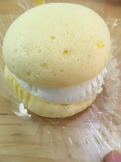 「ヤマザキ クリームを味わうレモンクリームのスフレケーキ 袋1個」のクチコミ画像 by カルーアさん