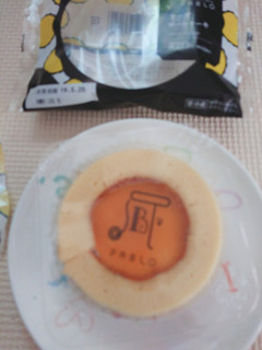 「ローソン Uchi Cafe’ SWEETS×PABLO チーズロールケーキ」のクチコミ画像 by ぺりちゃんさん