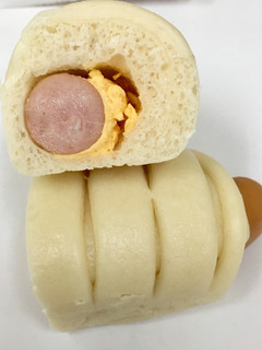 「ローソン NL 糖質オフのしっとりパン ポークウインナーとチーズ」のクチコミ画像 by ビールが一番さん