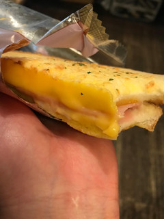 「ローソン フレンチトーストハムチーズ」のクチコミ画像 by さるこさん