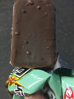 「セリア・ロイル ブラックサンダー チョコミントアイス 袋90ml」のクチコミ画像 by さとっこさん