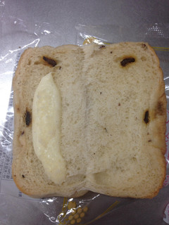 「岡野食品 ぶどうぱん チーズバニラ 袋1個」のクチコミ画像 by めーぐーさん