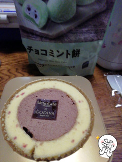 「ローソン Uchi Cafe’ SWEETS×GODIVA チェリーショコラロールケーキ」のクチコミ画像 by snoopyputanさん