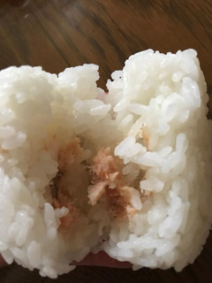 「セブン-イレブン 厳選米おむすび 鮭の粕漬け焼」のクチコミ画像 by ちぴちぴさん