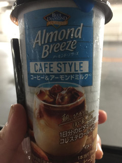 「アーモンド・ブリーズ カフェスタイル カップ200ml」のクチコミ画像 by gologoloさん