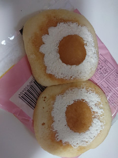 「リョーユーパン りんごとホイップのパンケーキ 袋2個」のクチコミ画像 by ぺりちゃんさん
