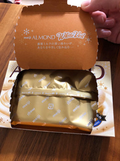 「明治 アーモンドチョコレート ホワイトベール 箱59g」のクチコミ画像 by レビュアーさん