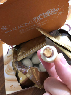 「明治 アーモンドチョコレート ホワイトベール 箱59g」のクチコミ画像 by レビュアーさん