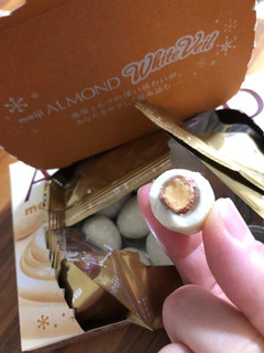 高評価】「冬だけ！のアーモンドチョコレート！毎年食べてます - 明治