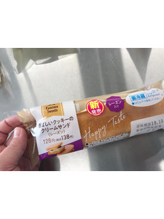 「ファミリーマート 香ばしいクッキーのクリームサンド レーズン」のクチコミ画像 by 百花蜜さん
