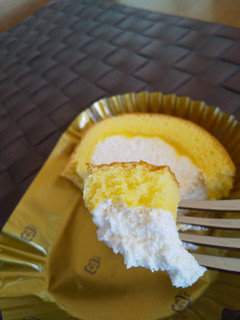 「セブン-イレブン 北海道産クリームのふんわりロールケーキ」のクチコミ画像 by レビュアーさん