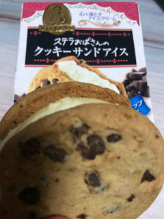 「森永製菓 ステラおばさんのクッキーサンドアイス チョコチップクッキー 箱1個」のクチコミ画像 by milkypokoさん