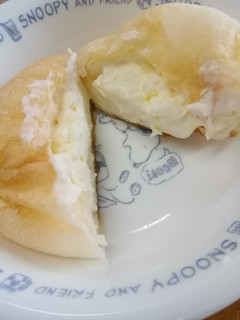 「ローソン Uchi Cafe’ SWEETS ホボクリム ほぼほぼクリームのシュー」のクチコミ画像 by ちるおこぜさん