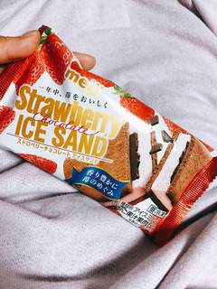「明治 ストロベリーチョコレートアイスサンド 袋75ml」のクチコミ画像 by 閃光少女さん