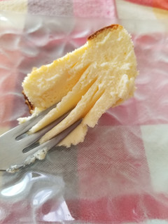「イーストナイン 直火焼バスクチーズケーキ 袋1個」のクチコミ画像 by 食い倒れ太郎さん