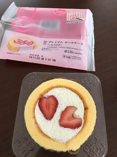 「ローソン Uchi Cafe’ SWEETS スプーンで食べるプレミアムロールケーキ いちごのせ 袋1個」のクチコミ画像 by こっぱるママさん