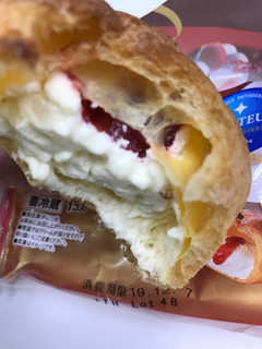 「モンテール 小さな洋菓子店 苺ショートケーキのシュークリーム 袋1個」のクチコミ画像 by みいちさん