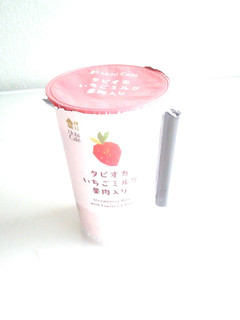 「ローソン Uchi Cafe’ SWEETS タピオカいちごミルク果肉入り 240g」のクチコミ画像 by いちごみるうさん