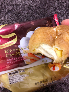 「モンテール 小さな洋菓子店 苺ショートケーキのシュークリーム 袋1個」のクチコミ画像 by アポロちゃんさん
