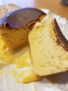「イーストナイン 直火焼バスクチーズケーキ かぼちゃ 袋1個」のクチコミ画像 by 食い倒れ太郎さん