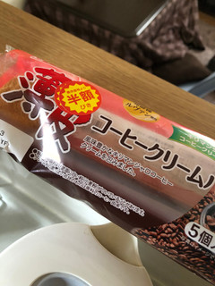 「ヤマザキ 薄皮 コーヒークリームパン キリマンジャロコーヒークリーム使用 袋5個」のクチコミ画像 by kina子いもさん