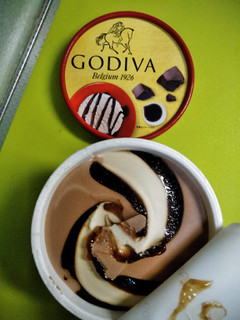 「ゴディバ カップアイス 黒蜜とミルクチョコレート カップ100ml」のクチコミ画像 by minorinりん さん