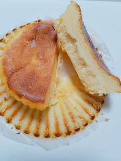 「スイーツ・スイーツ バスク風チーズケーキ 袋1個」のクチコミ画像 by nag～ただいま留守にしております～さん