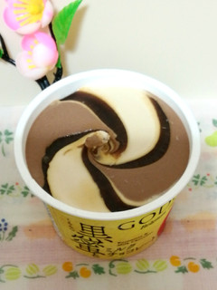 「ゴディバ カップアイス 黒蜜とミルクチョコレート カップ100ml」のクチコミ画像 by ちるおこぜさん