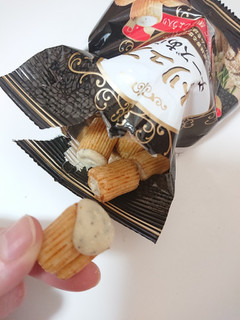 「きらら 塩トリュフ風味チーズあられ 袋32g」のクチコミ画像 by ぺりちゃんさん