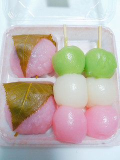 「三富 桜餅 三色団子 パック4個」のクチコミ画像 by nag～ただいま留守にしております～さん