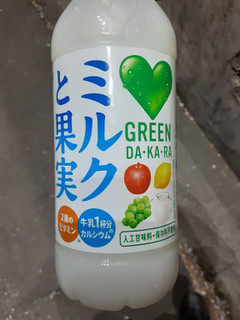 「サントリー GREEN DA・KA・RA ミルクと果実 ペット430ml」のクチコミ画像 by Taresuさん