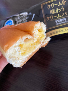 「ファミリーマート クリームを味わうクリームパン」のクチコミ画像 by chan-manaさん