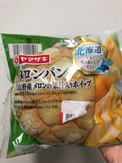 「ヤマザキ メロンパン 富良野産メロンの果汁入りホイップ 袋1個」のクチコミ画像 by レビュアーさん