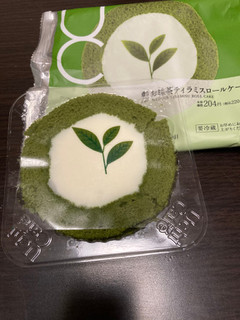 「ローソン Uchi Cafe’ SWEETS お抹茶ティラミスロールケーキ」のクチコミ画像 by chan-manaさん