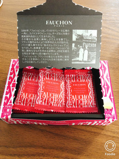 「FAUCHON パルメザン＆トリュフオイル入りチーズ 箱9個」のクチコミ画像 by OtAさん