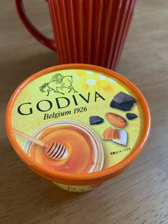 「ゴディバ カップアイス 蜂蜜アーモンドとチョコレートソース」のクチコミ画像 by お腹に優しいメテオさん