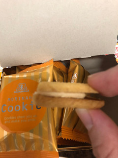 「森永製菓 ミルクキャラメルクリームサンドクッキー 箱8個」のクチコミ画像 by レビュアーさん