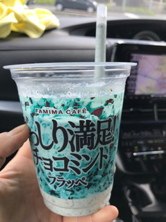 「ファミリーマート FAMIMA CAFE ぎっしり満足！チョコミントフラッペ」のクチコミ画像 by こっぱるママさん