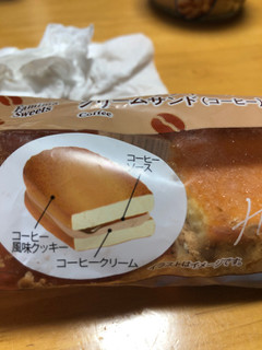 「ファミリーマート 香ばしいクッキーのクリームサンド コーヒー」のクチコミ画像 by kina子いもさん