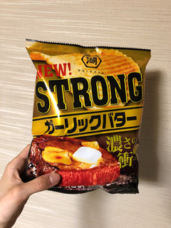 「湖池屋 STRONG ポテトチップス ガーリックバター 袋56g」のクチコミ画像 by モニャモニャさん