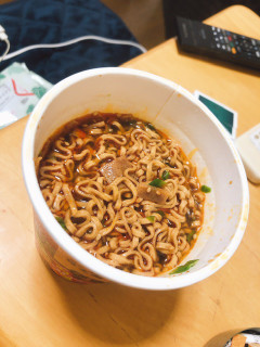 「明星食品 馳走麺 狸穴監修 シビ辛ラー油肉蕎麦 カップ94g」のクチコミ画像 by ま めさん